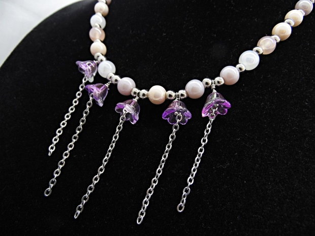 Colier Handmade cu Flori Mov și Mărgele Perlate Eleganță și Farmec Romantic (cod1451)
