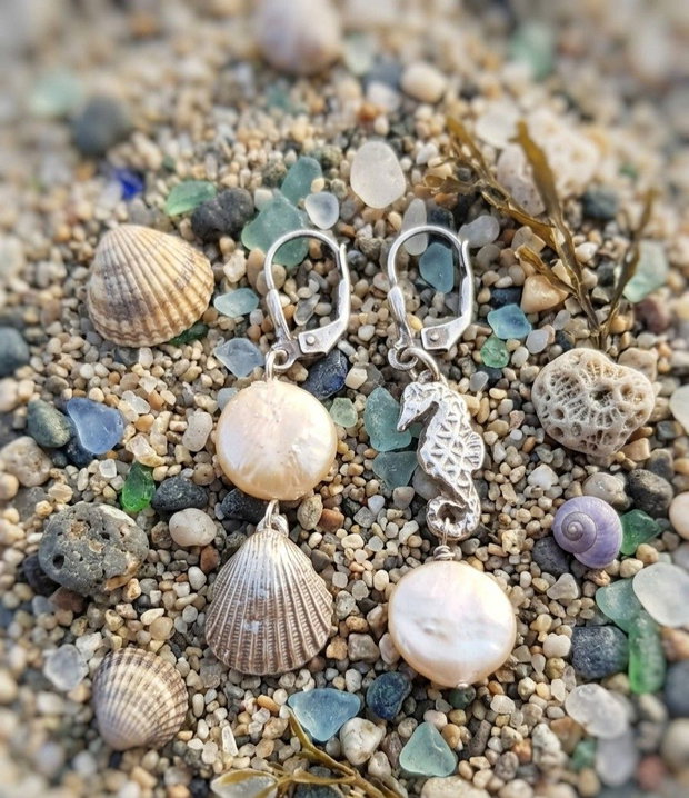 cercei unicat, asimetrici, scoica si calut de mare din argint fin, cu perle naturale aplatizate