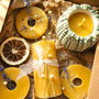 Set cadou pentru casă, realizat manual din ceară de albine 100% naturală, compus din lumânări și medalioane