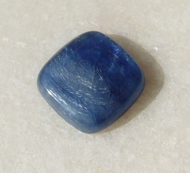 Kianit cabochon aprox 12x12x3.6 mm