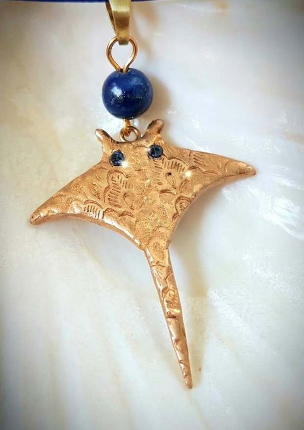pandantiv de autor, in formă de pisică de mare, din bronz auriu cu cristale Swarovski si lapis