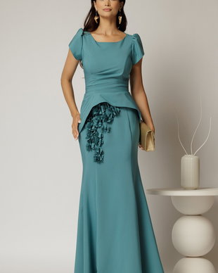 Rochie lunga turcoaz de ocazie cu croi sirena si aplicatii florale sub peplum