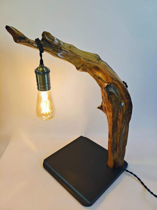 Lampă handmade din lemn vechi  piesă unicat