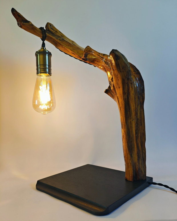 Lampă handmade din lemn vechi  piesă unicat