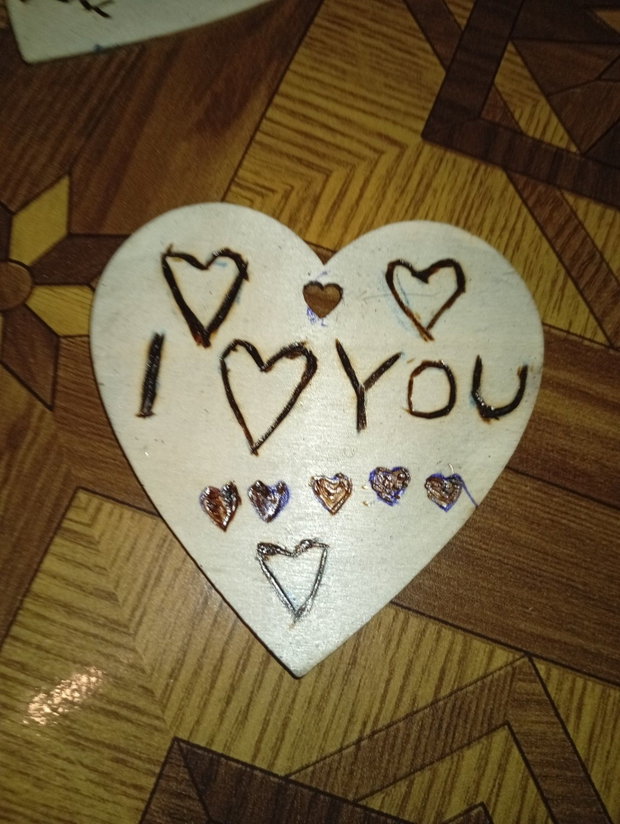 Titlu: Inimă din Lemn Pirogravată Manual  I Love You cu Detalii Florale