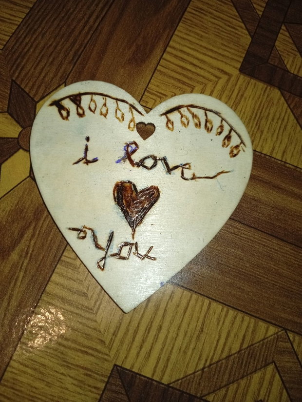 Titlu: Inimă din Lemn Pirogravată Manual  I Love You cu Detalii Florale