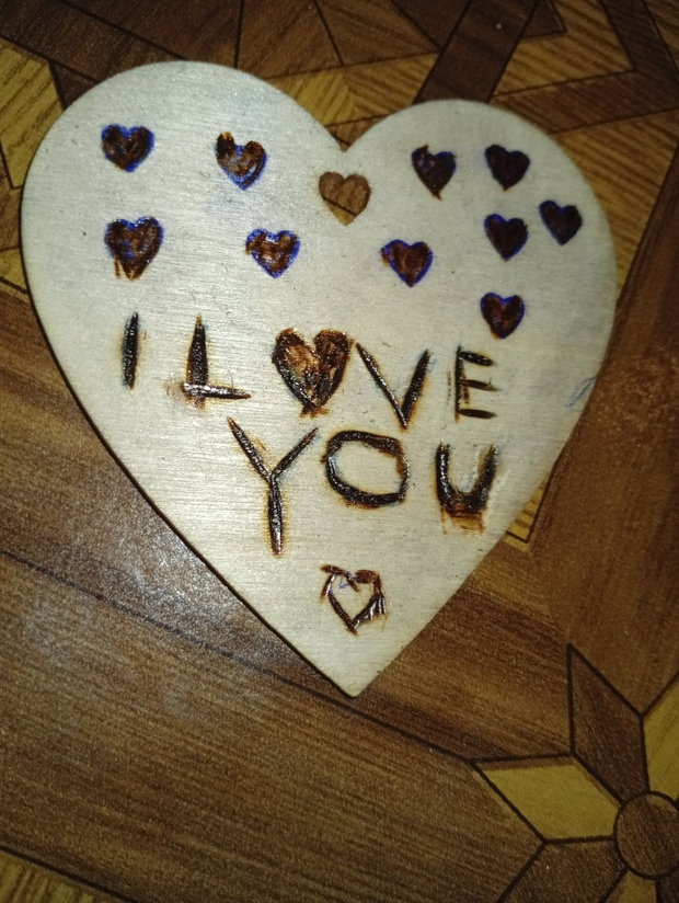 Titlu: Inimă din Lemn Pirogravată Manual  I Love You cu Detalii Florale