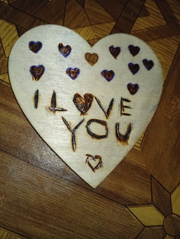 Titlu: Inimă din Lemn Pirogravată Manual  I Love You cu Detalii Florale