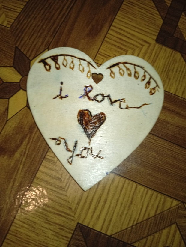 Titlu: Inimă din Lemn Pirogravată Manual  I Love You cu Detalii Florale
