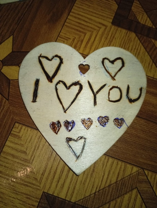 Titlu: Inimă din Lemn Pirogravată Manual  I Love You cu Detalii Florale