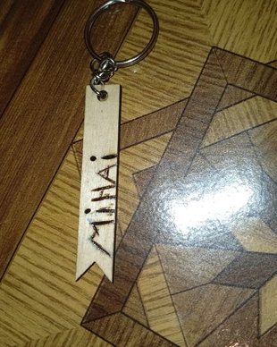Titlu: Brelocuri din Lemn Personalizate prin Pirogravură