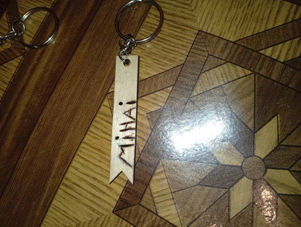 Titlu: Brelocuri din Lemn Personalizate prin Pirogravură