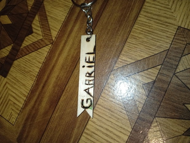 Titlu: Brelocuri din Lemn Personalizate prin Pirogravură