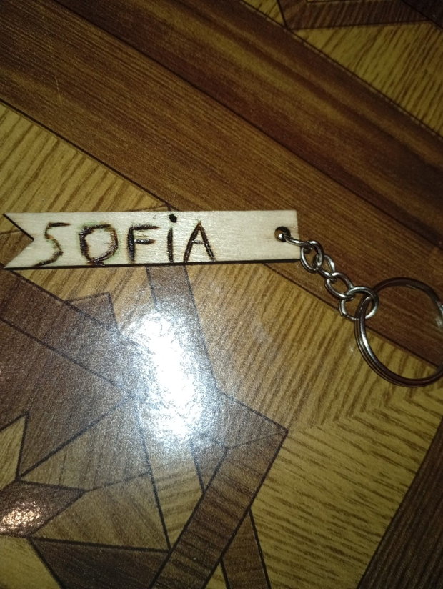 Titlu: Brelocuri din Lemn Personalizate prin Pirogravură