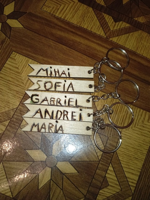Titlu: Brelocuri din Lemn Personalizate prin Pirogravură