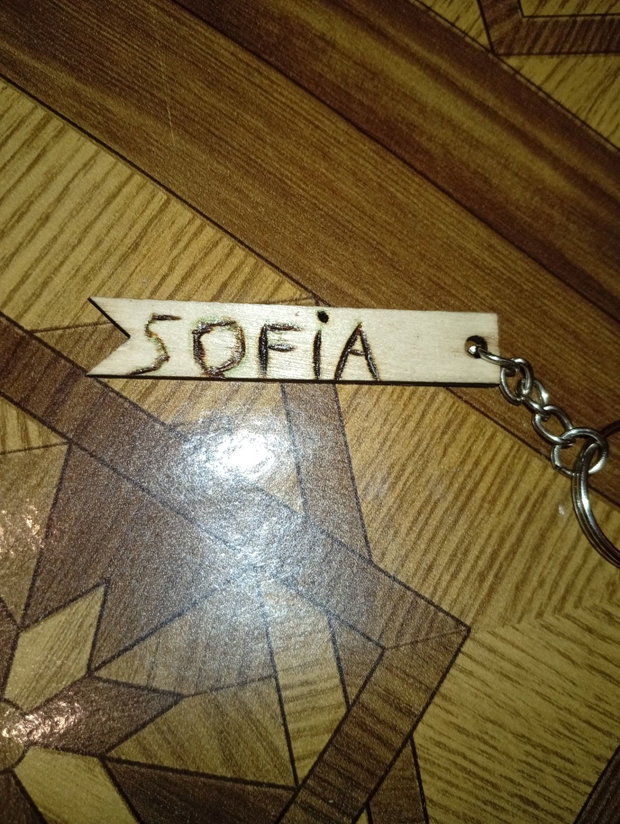 Titlu: Brelocuri din Lemn Personalizate prin Pirogravură