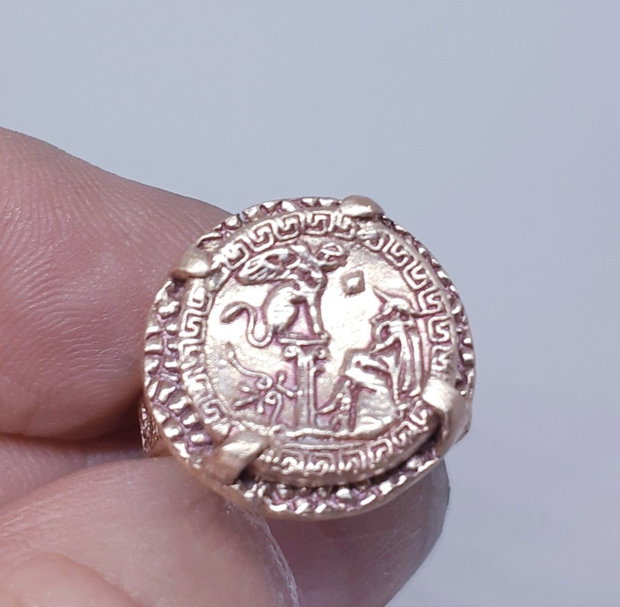 Inel unicat, din bronz, inspirat din mitologia si estetica Greciei antice, cu moneda centrala reprezentand legenda confruntarii dintre Oedip si sfinx si cu banda decorata cu un meandru