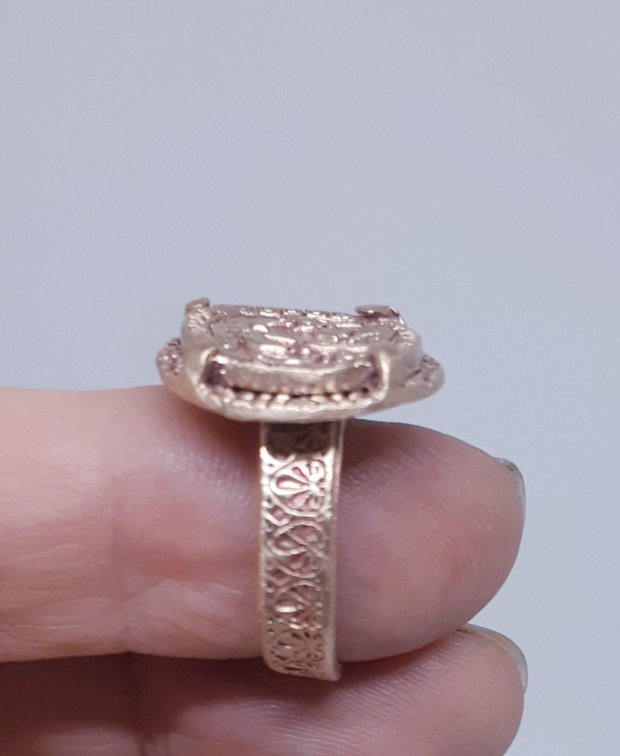 Inel unicat, din bronz, inspirat din mitologia si estetica Greciei antice, cu moneda centrala reprezentand legenda confruntarii dintre Oedip si sfinx si cu banda decorata cu un meandru
