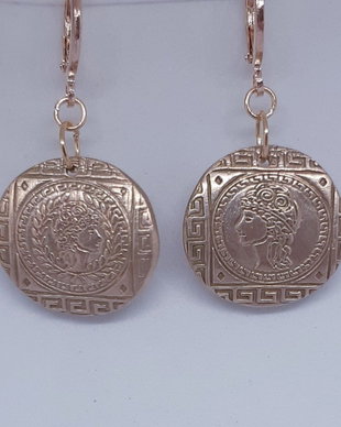 Cercei unicat, din bronz, tip moneda, asimetrici, inspirati din mitologia Greciei Antice, cu efigii ale zeitei Atena, in chenare cu motive traditionale