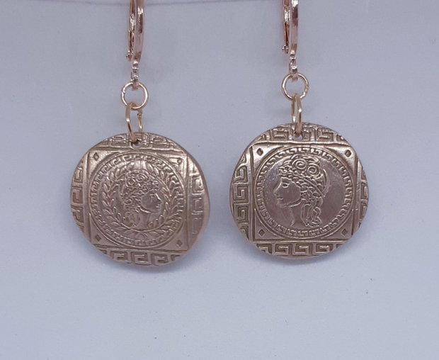 Cercei unicat, din bronz, tip moneda, asimetrici, inspirati din mitologia Greciei Antice, cu efigii ale zeitei Atena, in chenare cu motive traditionale