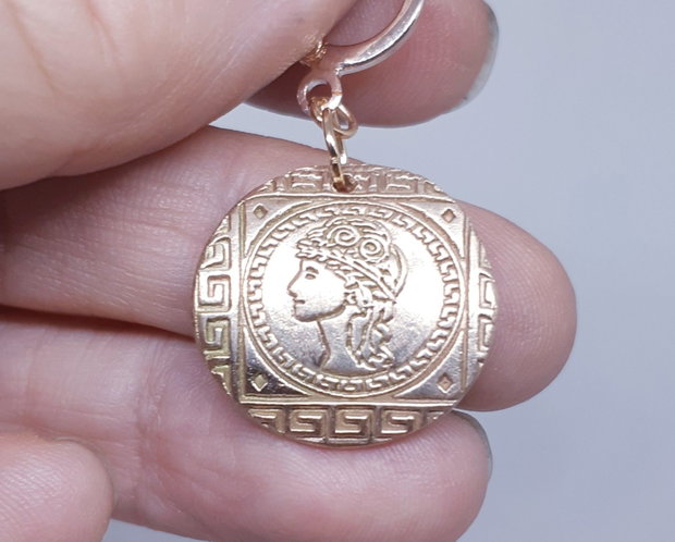 Cercei unicat, din bronz, tip moneda, asimetrici, inspirati din mitologia Greciei Antice, cu efigii ale zeitei Atena, in chenare cu motive traditionale