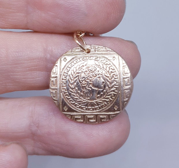 Cercei unicat, din bronz, tip moneda, asimetrici, inspirati din mitologia Greciei Antice, cu efigii ale zeitei Atena, in chenare cu motive traditionale