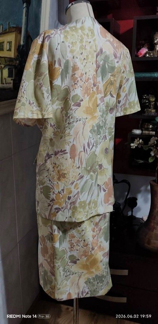Costum in mărime L