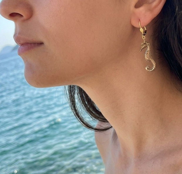 cercei unicat asimetrici, din bronz auriu, in forma de scoica si cal de mare