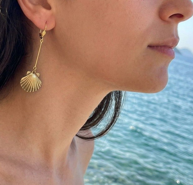 cercei unicat asimetrici, din bronz auriu, in forma de scoica si cal de mare