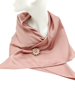 Set cadou esarfa satinata roz plamaniu si brosa ceramica floare