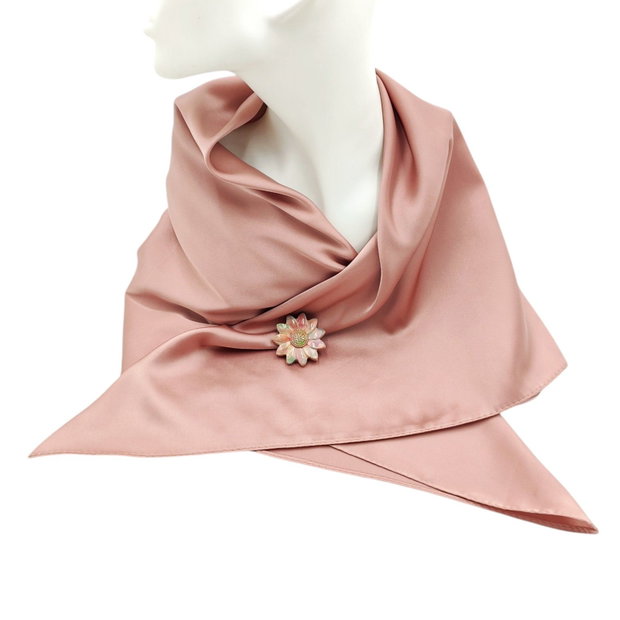 Set cadou esarfa satinata roz plamaniu si brosa ceramica floare