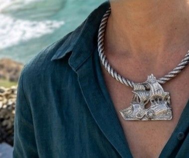Pandantiv unicat in forma de caravela, din bronz alb