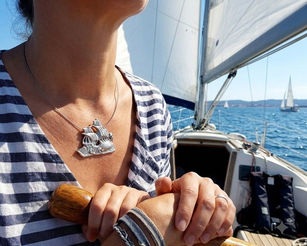 Pandantiv unicat in forma de caravela, din bronz alb