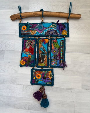 Tablou textil brodat manual. Artă textilă contemporană. Decor de perete unicat