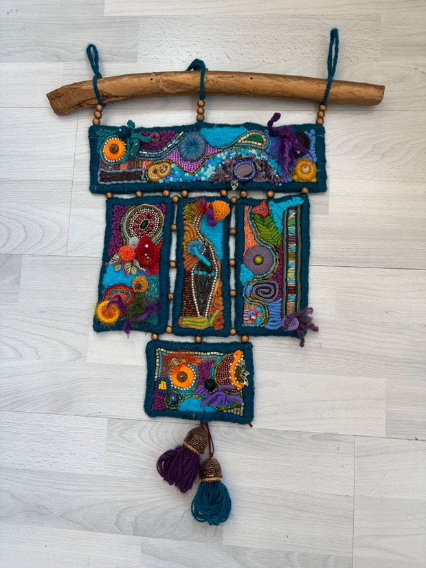 Tablou textil brodat manual. Artă textilă contemporană. Decor de perete unicat
