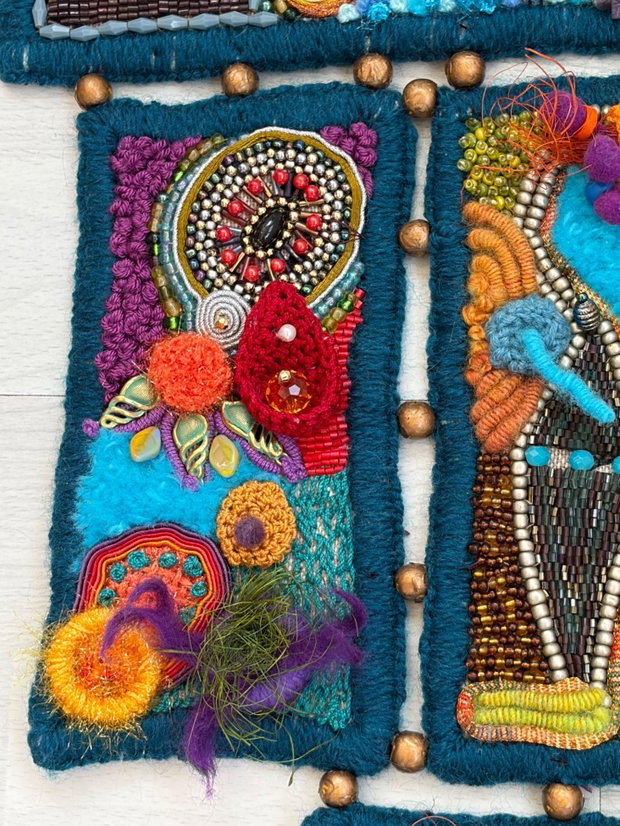 Tablou textil brodat manual. Artă textilă contemporană. Decor de perete unicat