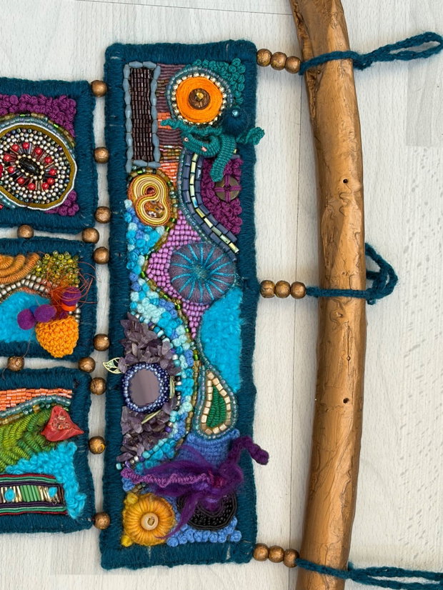 Tablou textil brodat manual. Artă textilă contemporană. Decor de perete unicat