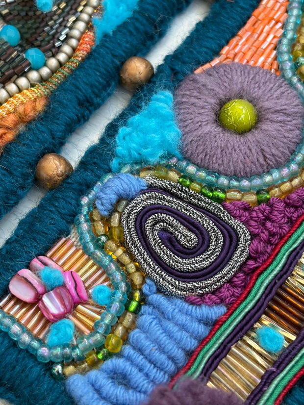 Tablou textil brodat manual. Artă textilă contemporană. Decor de perete unicat