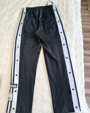 Pantaloni adida