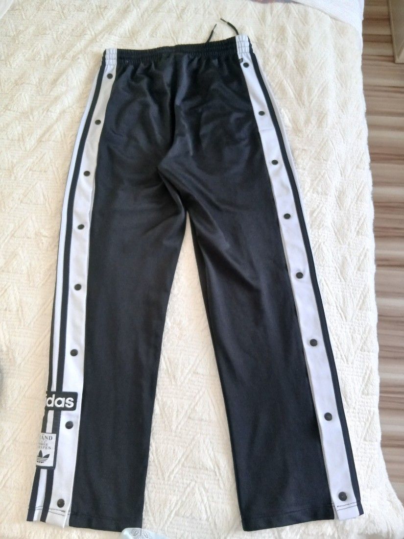 Pantaloni adida