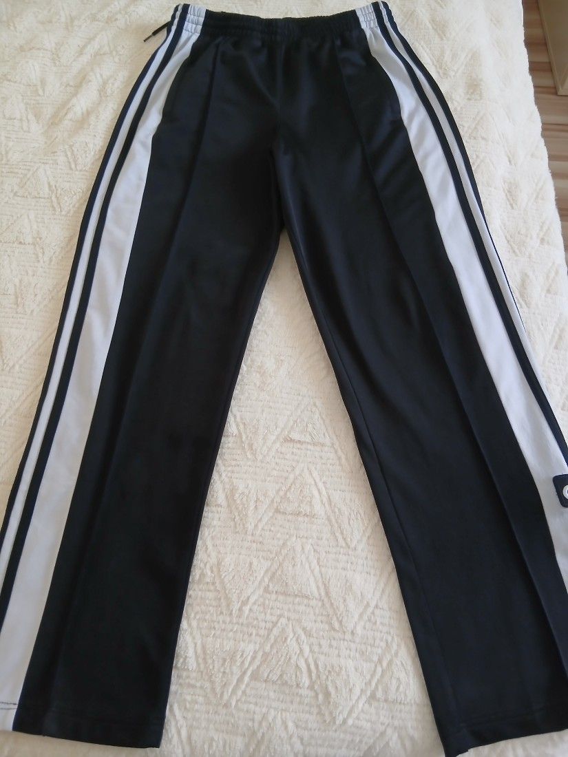 Pantaloni adida