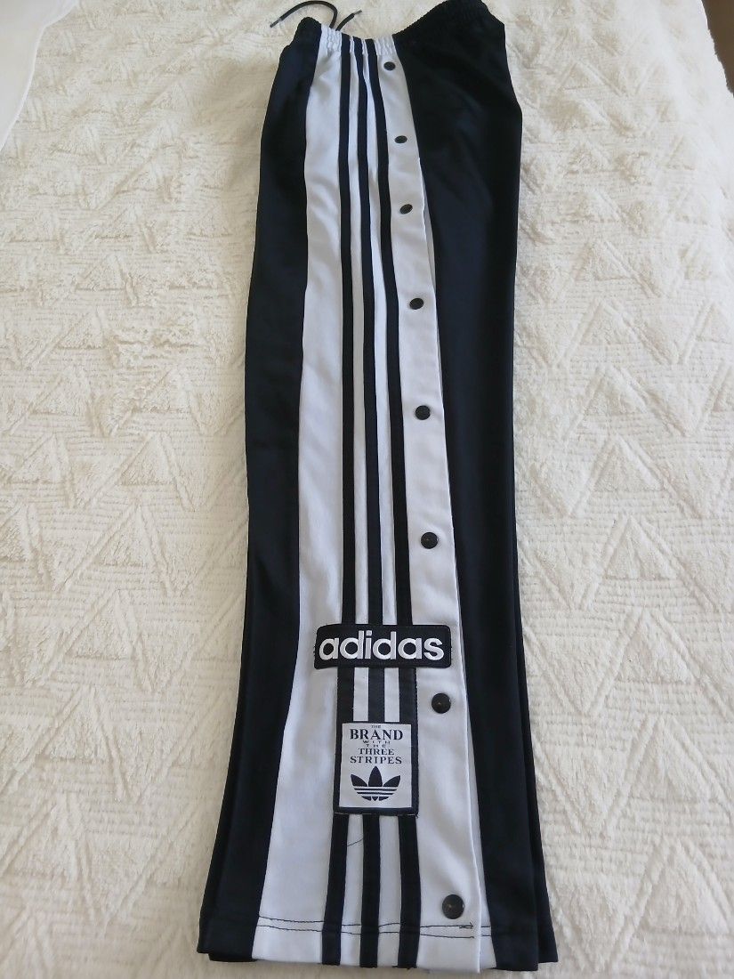 Pantaloni adida