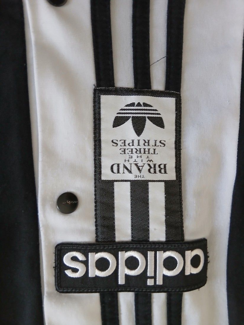 Pantaloni adida