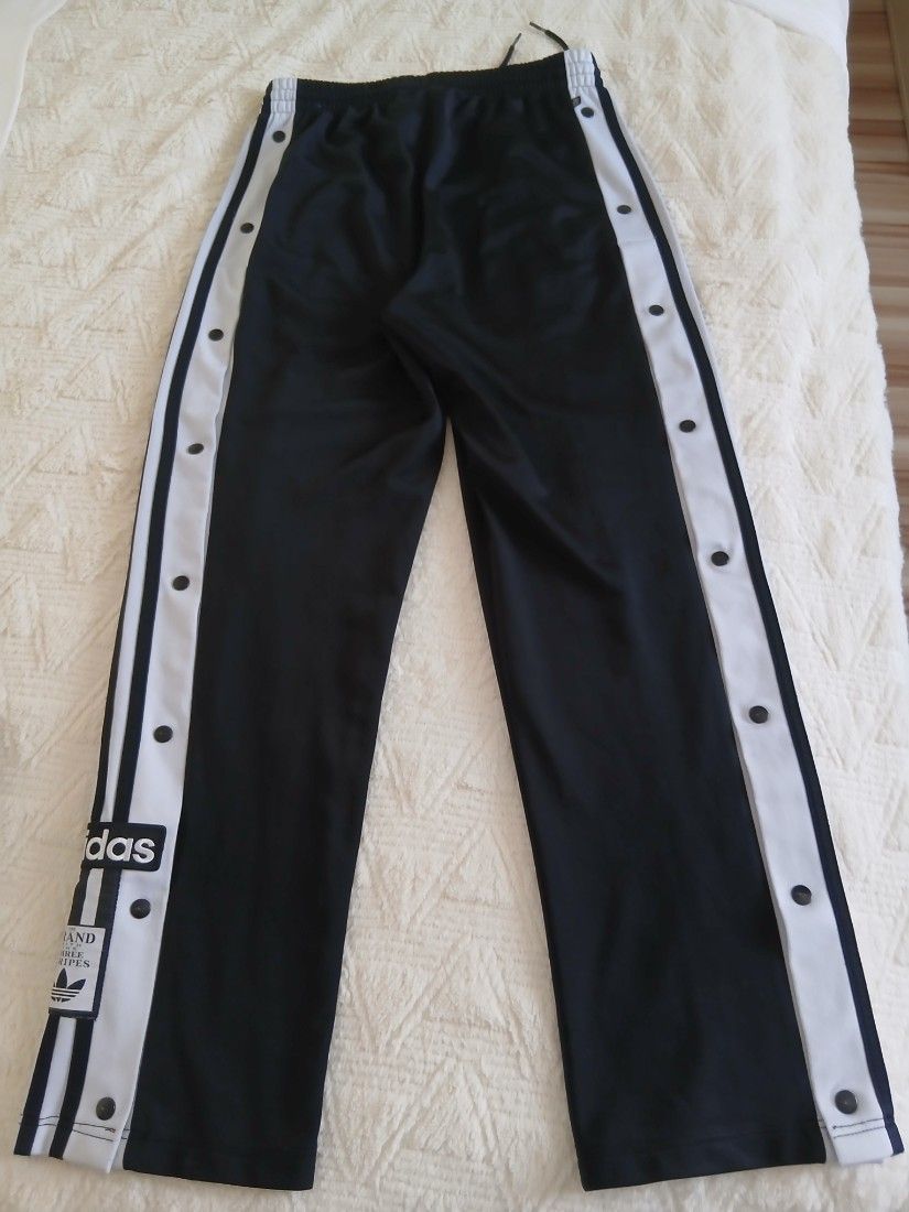 Pantaloni adida