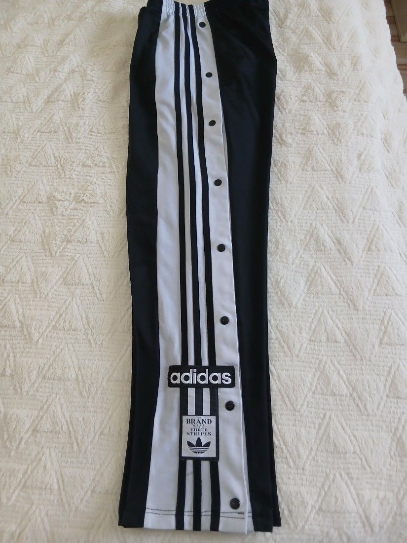 Pantaloni adida
