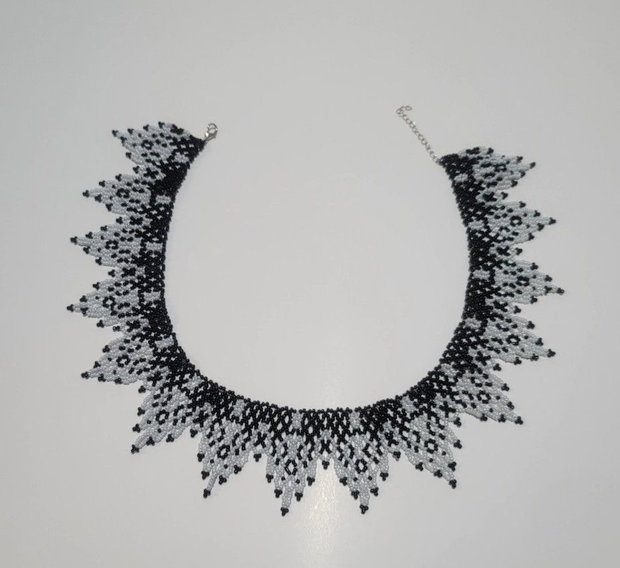 Colier handmade din mărgele de sticlă, negru și argintiu, model elegant tip guler, 44 × 5 cm