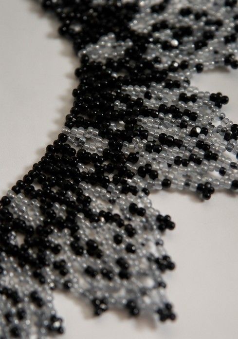 Colier handmade din mărgele de sticlă, negru și argintiu, model elegant tip guler, 44 × 5 cm