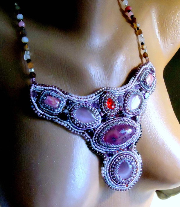 Colier brodat manual in intregime, sange de dragon, roz-mov pruna, ametist si selenit
