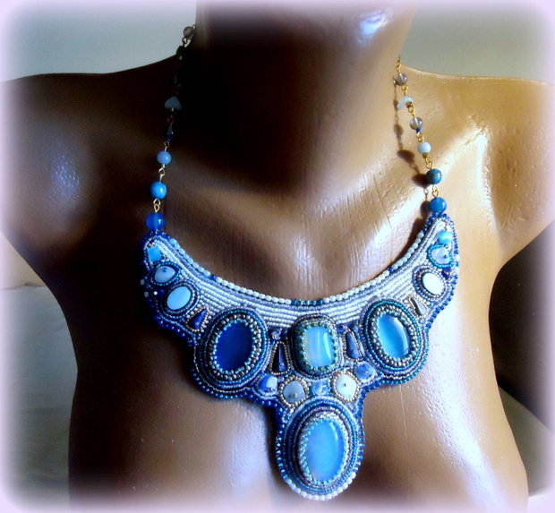 Colier statement brodat in intregime manual, pietre mari si mici, alb, bleu, turquoise pal si mai intens, in aur si bronz