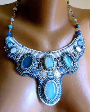 Colier statement brodat in intregime manual, cu 3 opalite mari pietre mari si mici, alb, bleu, turquoise pal si mai intens, in aur si bronz